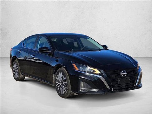 Used 2023 Nissan Altima 2.5 SV image 3