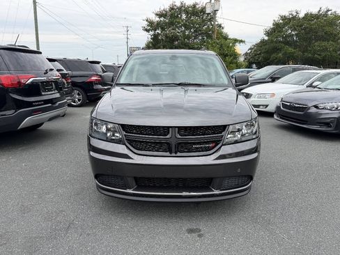 Used 2020 Dodge Journey SE w/ SE Popular Equipment Group FWD image 2
