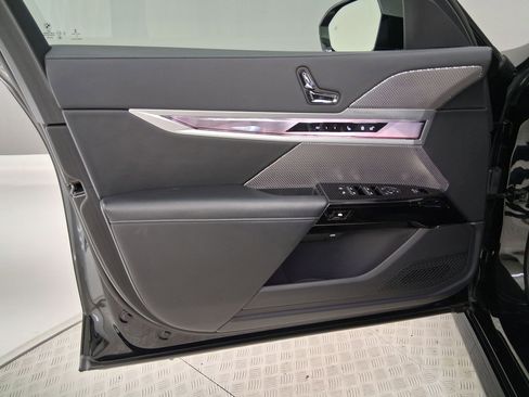 Certified 2023 BMW 740i w/ Parking Assistance Package image 19