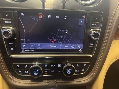 Used 2018 Bentley Bentayga image 26