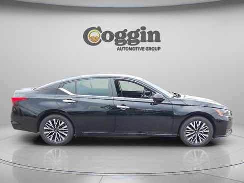 Used 2024 Nissan Altima 2.5 SV image 6