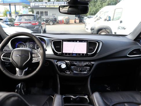 Used 2026 Chrysler Pacifica Limited FWD image 18