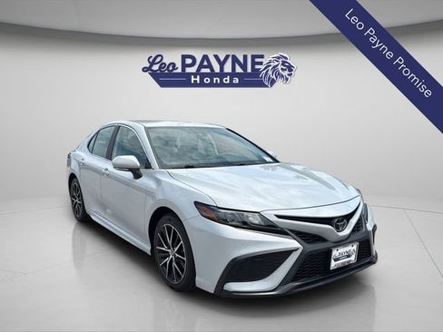 Used 2023 Toyota Camry SE FWD image 1
