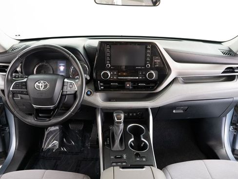 Used 2021 Toyota Highlander LE image 19