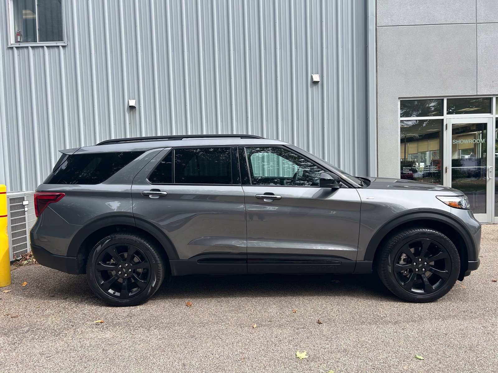 Used 2023 Ford Explorer ST-Line w/ Class IV Trailer Tow Package AWD/4WD image 4
