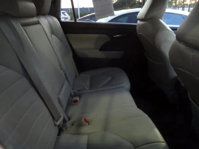 Used 2021 Toyota Highlander XLE AWD/4WD image 11