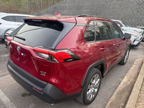 Used 2022 Toyota RAV4 XLE Premium image 3