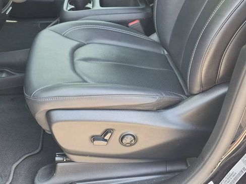 Used 2025 Chrysler Pacifica Select FWD image 14