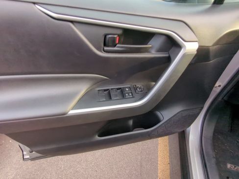 Used 2020 Toyota RAV4 LE FWD image 8