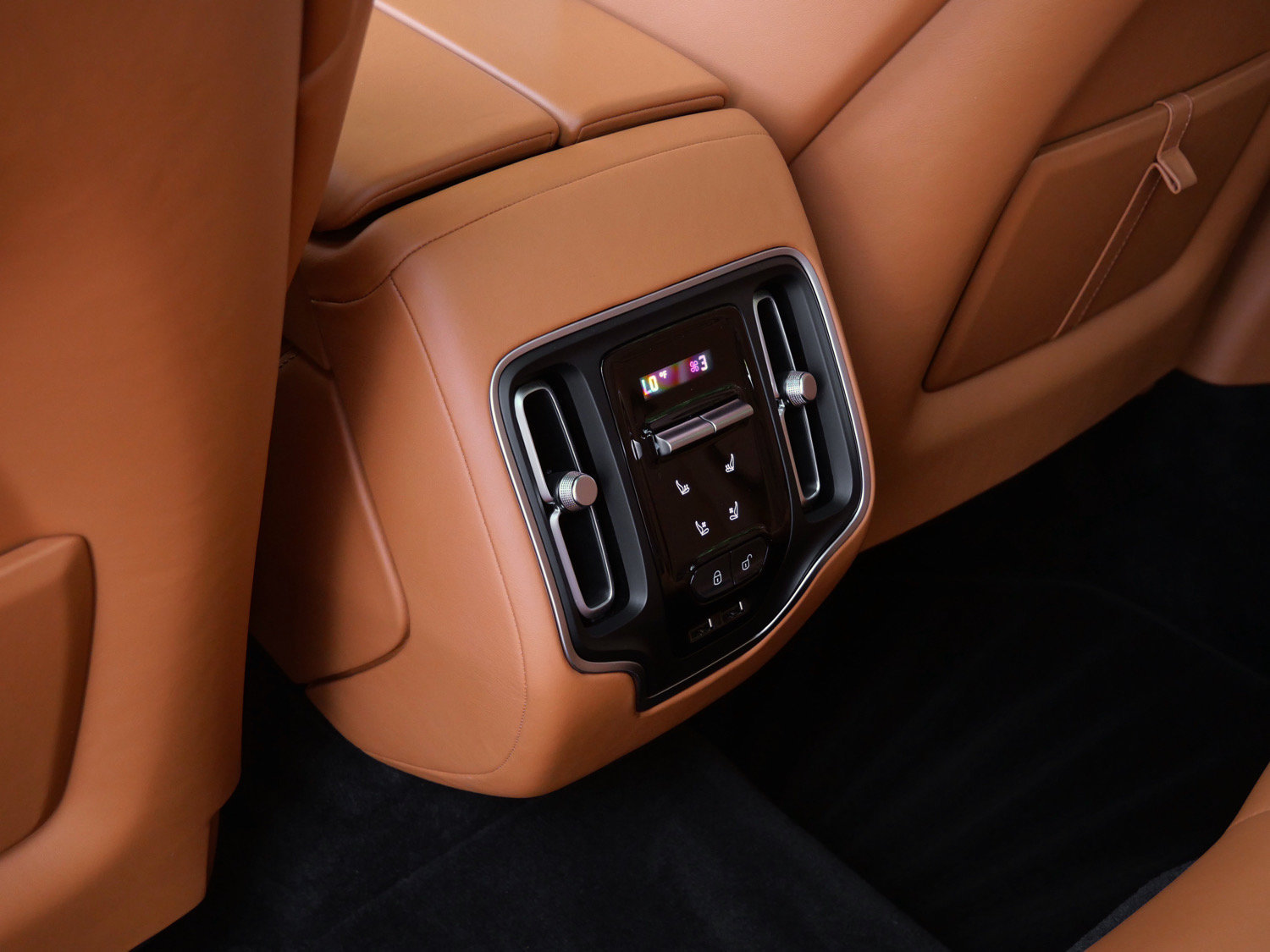 Used 2023 Aston Martin DBX AWD/4WD image 18