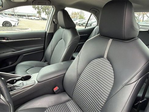Used 2024 Toyota Camry SE image 19