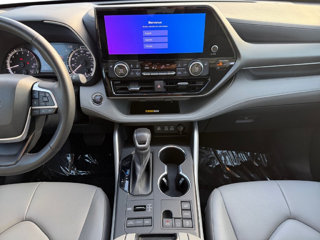 Used 2023 Toyota Highlander XLE AWD/4WD image 12