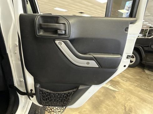Used 2016 Jeep Wrangler Unlimited Rubicon w/ Connectivity Group AWD/4WD image 24