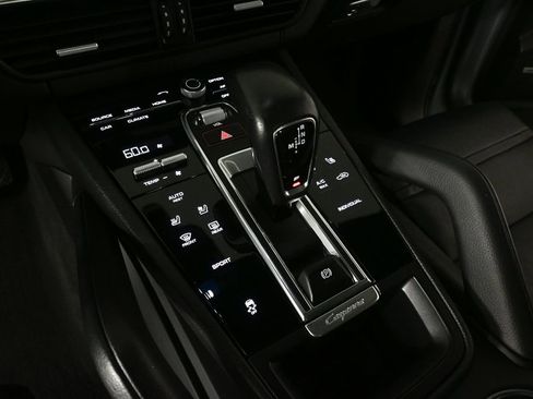 Used 2021 Porsche Cayenne AWD/4WD image 14