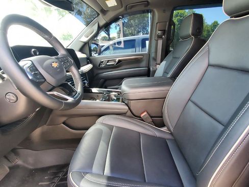 Used 2025 Chevrolet Suburban Premier w/ Sun And Tow Package AWD/4WD image 3