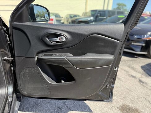 Used 2016 Jeep Cherokee Limited image 25