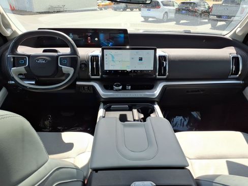 Certified 2025 Ford Expedition Max Platinum w/ Driver's Package AWD/4WD image 11