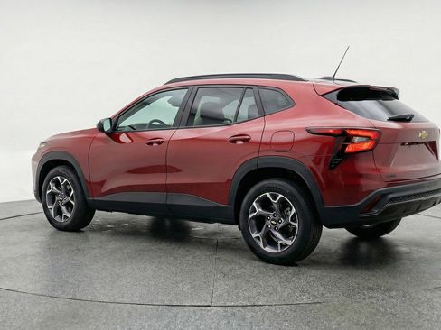 Used 2025 Chevrolet Trax LT w/ LT Convenience Package image 5