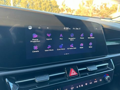 Used 2023 Kia Niro SX Touring image 21