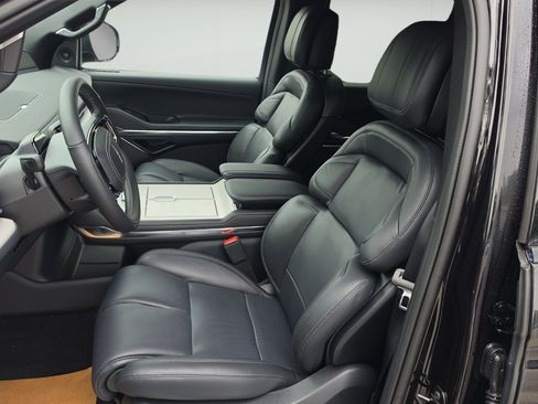 New 2026 Lincoln Navigator Reserve w/ Jet Appearance Package AWD/4WD image 9