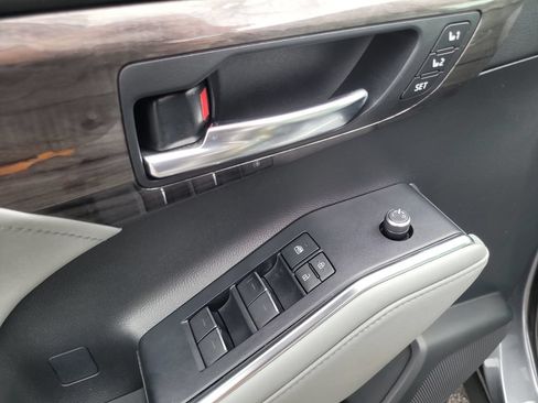 Used 2020 Toyota Highlander Limited FWD image 18