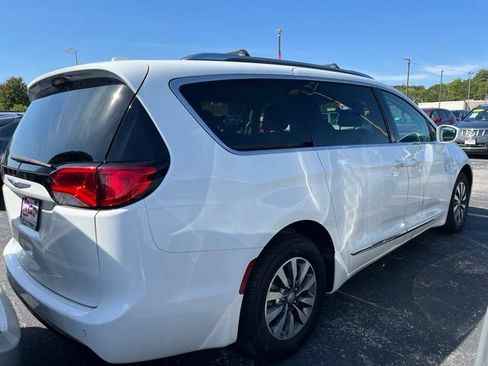 Used 2020 Chrysler Pacifica Touring-L Plus FWD image 4