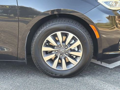 Used 2024 Chrysler Pacifica Select image 39