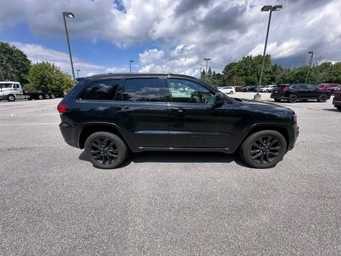 Used 2018 Jeep Grand Cherokee Altitude AWD/4WD image 2