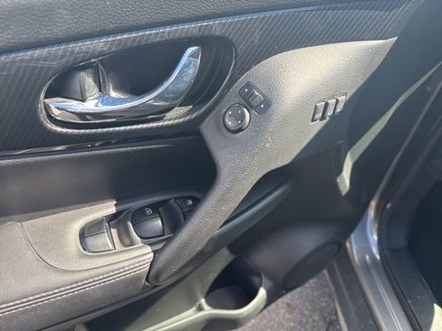 Used 2018 Nissan Rogue SL w/ Premium Package image 19