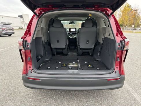 Used 2024 Toyota Sienna XLE image 8