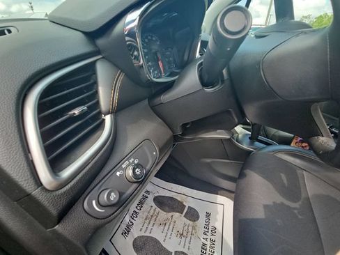 Used 2020 Chevrolet Trax LT w/ LT Convenience Package FWD image 11