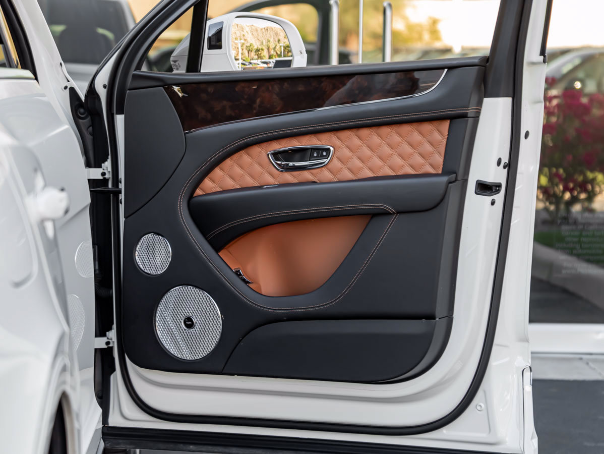 Used 2023 Bentley Bentayga Plug-In Hybrid AWD/4WD image 39