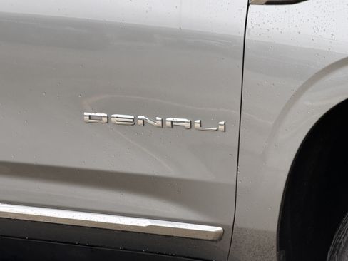 Used 2025 GMC Yukon Denali AWD/4WD image 4