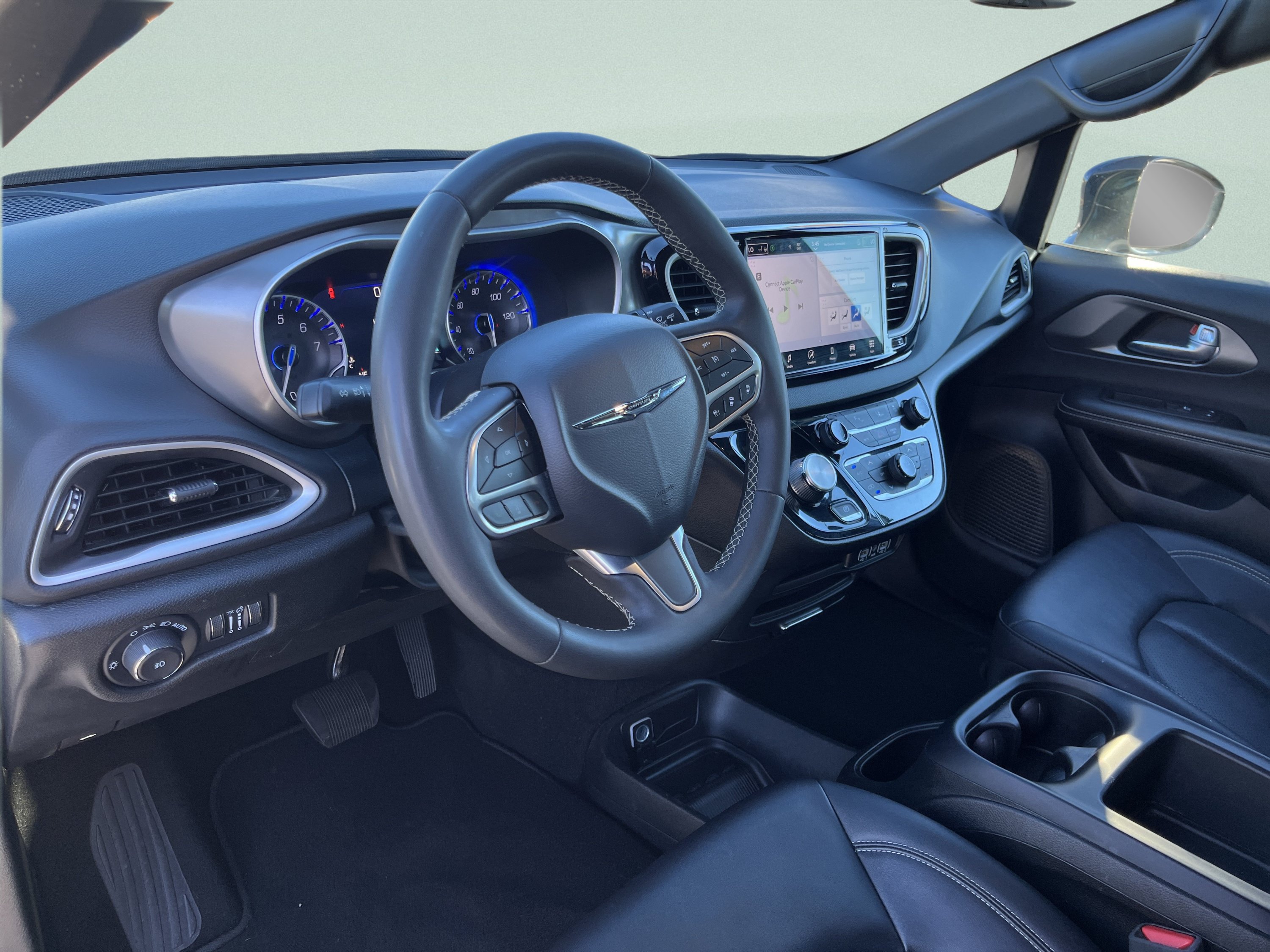 Used 2025 Chrysler Pacifica Select FWD image 15