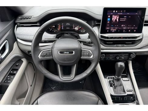 Used 2023 Jeep Compass Latitude AWD/4WD image 14