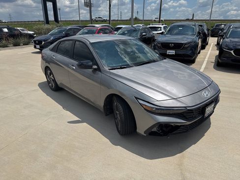 Used 2025 Hyundai Elantra Sport FWD image 5