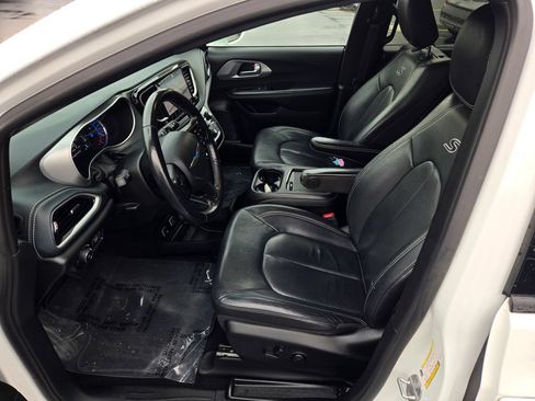 Used 2021 Chrysler Pacifica Touring-L w/ Uconnect Theater Family Group FWD image 40
