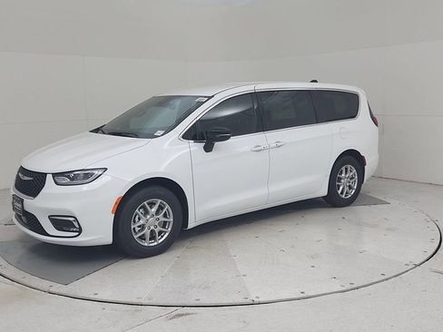 New 2026 Chrysler Pacifica Select image 7