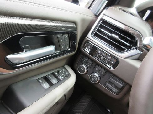 New 2026 GMC Yukon Elevation w/ Elevation Premium Package AWD/4WD image 16