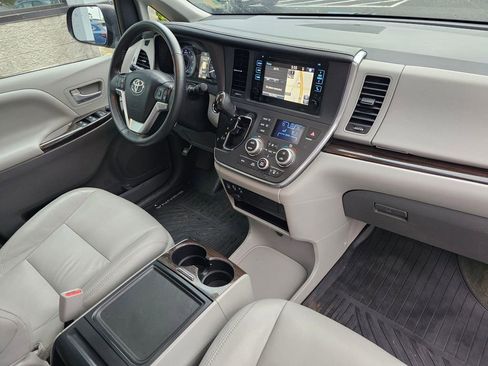 Used 2017 Toyota Sienna XLE w/ XLE Navigation Package FWD image 10