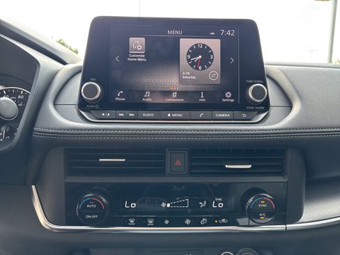 Used 2024 Nissan Rogue SV image 22