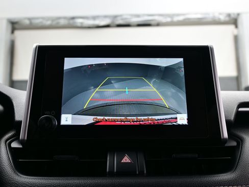 Used 2025 Toyota RAV4 XLE AWD/4WD image 18