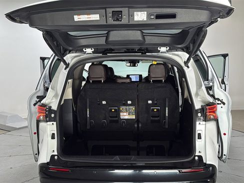 Certified 2023 Toyota Sienna Platinum image 16