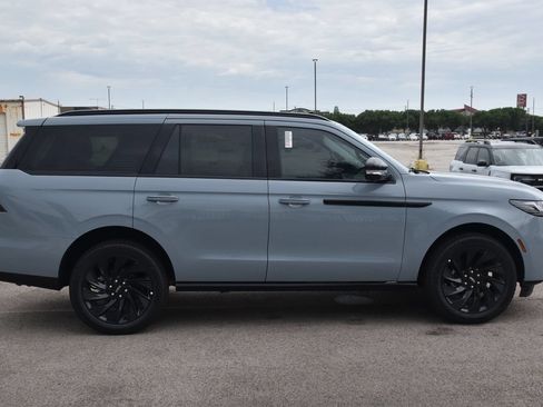 New 2026 Lincoln Navigator Reserve w/ Jet Appearance Package AWD/4WD image 5
