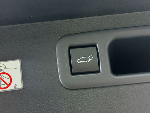 Used 2025 Toyota Highlander LE image 32