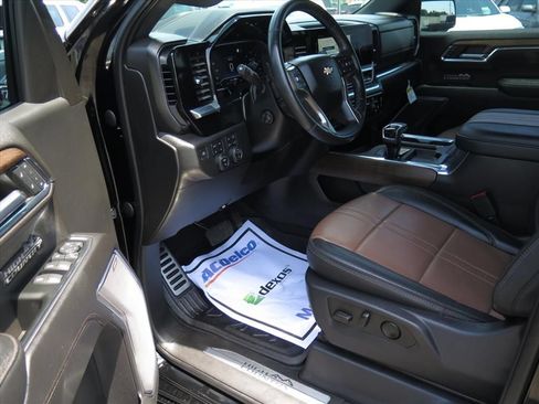 Used 2023 Chevrolet Silverado 1500 High Country AWD/4WD image 9