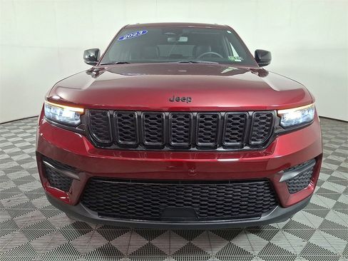 Used 2023 Jeep Grand Cherokee Altitude image 5