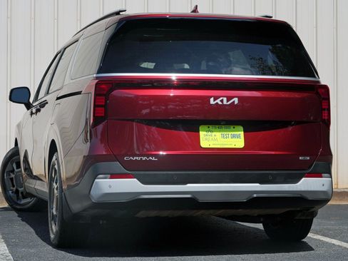 Used 2025 Kia Carnival EX FWD image 6