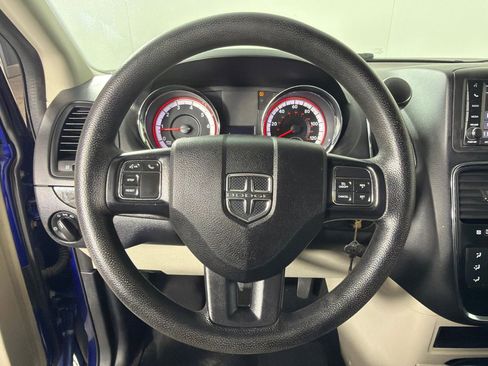 Used 2019 Dodge Grand Caravan SE w/ UConnect Hands-Free Group image 15