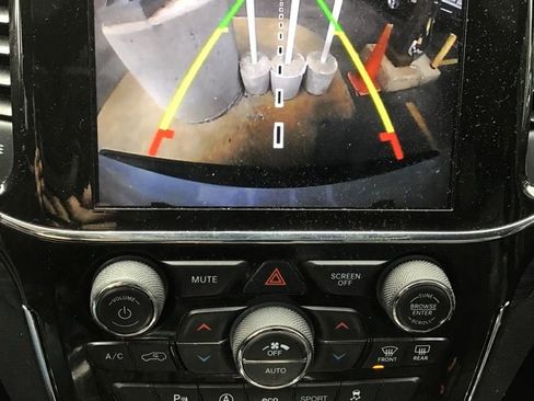 Used 2022 Jeep Grand Cherokee Laredo X image 12